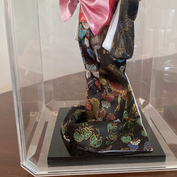 Elegant Japanese Geisha Doll in Display Case - Picture 8 of 13